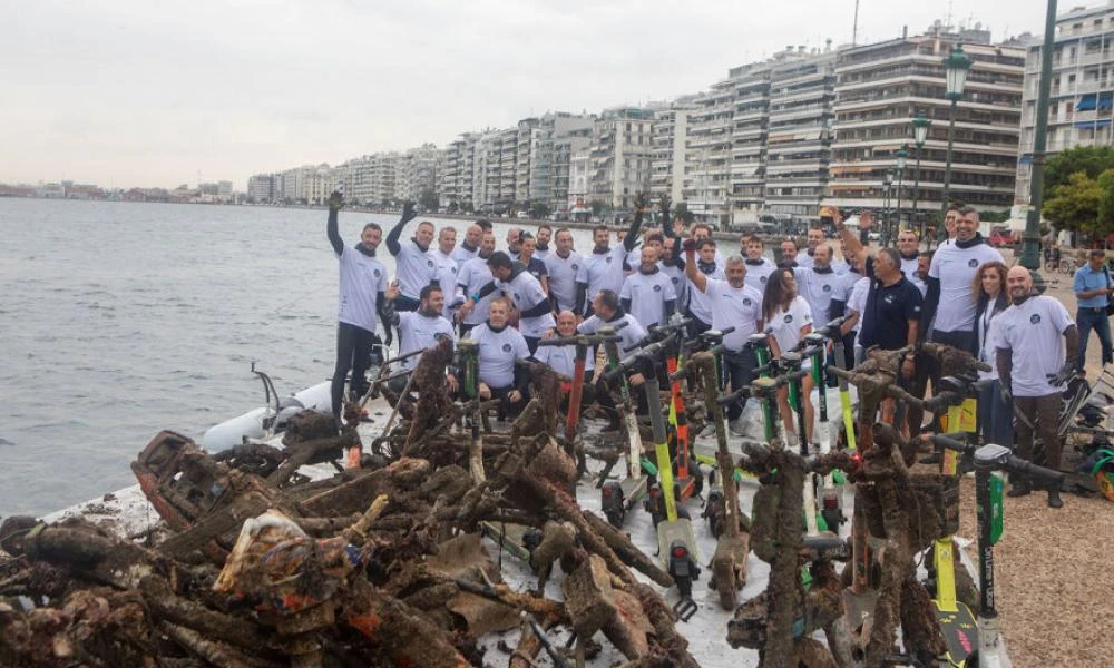 Καθάρισαν τον βυθό του Θερμαϊκού: «Ψάρεψαν» μηχανάκι, ηλεκτρικά πατίνια και ποδήλατα